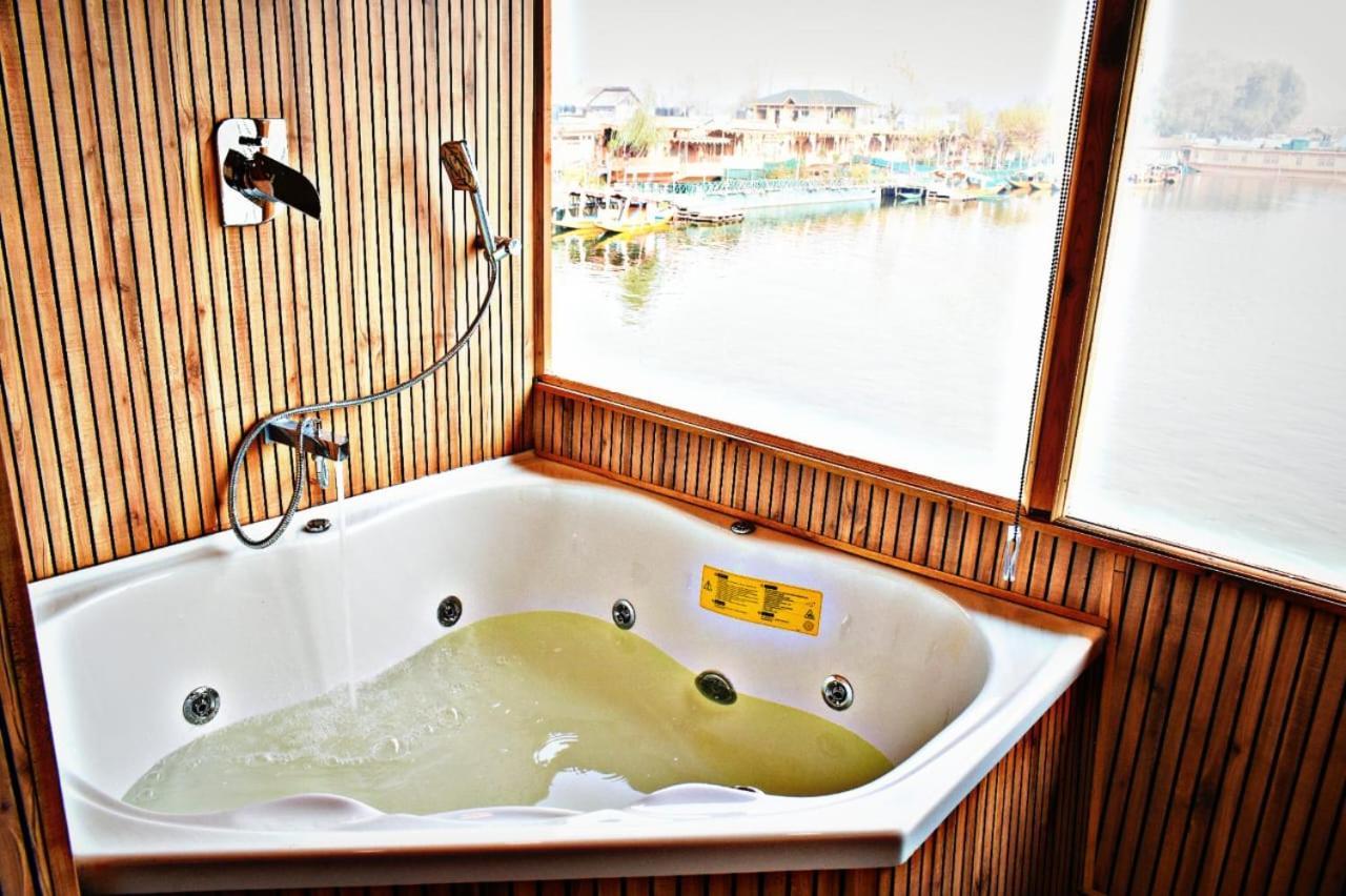 Houseboat Plato Excellence Hotell Srīnagar Exteriör bild