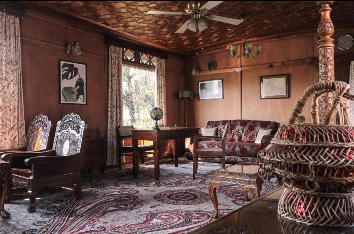 Houseboat Plato Excellence Hotell Srīnagar Rum bild